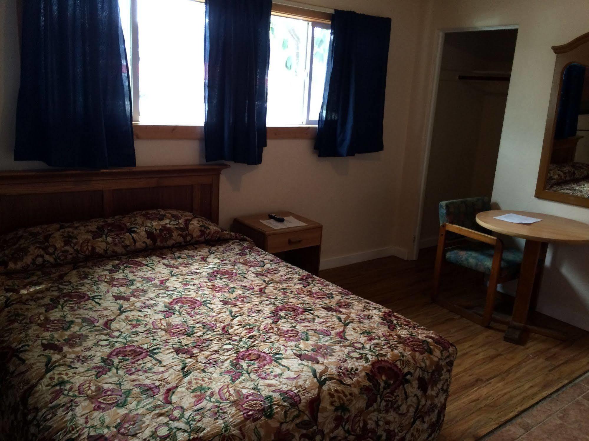Terrace Motel Coos Bay Exterior photo